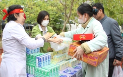 Bệnh nhân phấn khởi dự hội chợ Tết 0 đồng 