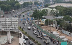 Sau phá dỡ bức tường hơn 30 năm, đường xuyên sân bay Tân Sơn Nhất lại vướng mặt bằng