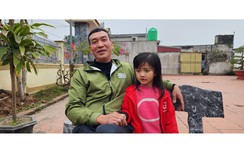 Thăm hỏi, tặng quà "người hùng" cứu nữ tài xế mắc kẹt trong ô tô dưới sông