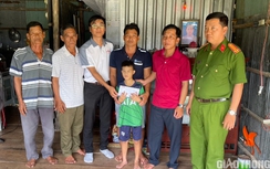 Trao tiền hỗ trợ người đàn ông nuôi 2 con nhỏ sau khi vợ bị tai nạn tử vong