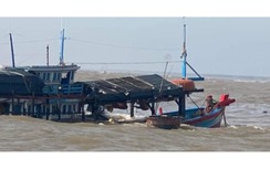 Bến Tre: Chìm tàu cá ở Cửa Đại, 19 ngư dân được cứu sống