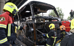 Khi xe chở học sinh ở Thái Lan bị cháy, các lối thoát hiểm đều bị đóng