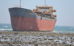 Cận cảnh tàu hàng nghìn tấn mắc cạn ở biển Mũi Dinh gần 2 năm