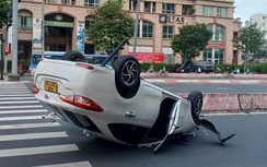 Ô tô lật ngửa vì tông dải phân cách, ba người trong xe may mắn thoát nạn