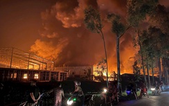 Nhà xưởng phế liệu hoạt động trái phép bất ngờ bốc cháy dữ dội