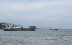 Tàu hàng cùng 9 thuyền viên bị sóng biển đánh trôi dạt vào bãi đá cảng Dung Quất

