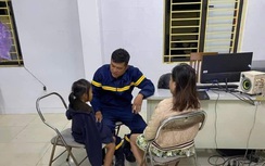 Giải cứu người mẹ ôm bé gái gào khóc định nhảy cầu