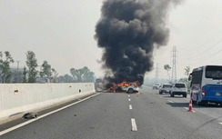 Ô tô con bốc cháy dữ dội trên cao tốc Hà Nội - Hải Phòng sau va chạm giao thông