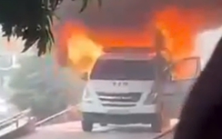 Xe cứu thương bốc cháy dữ dội trước sảnh cấp cứu Bệnh viện Đa khoa tỉnh Nghệ An