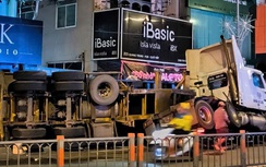 Bản tin TNGT 27/11: Container lật ngang đè bẹp rúm xe chở rác