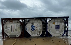 Ba bồn nghi chứa hóa chất trôi dạt trên biển Dung Quất xử lý thế nào?