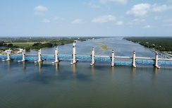 Cống thủy lợi miền Tây vừa điều tiết nước vừa hình thành mạng lưới giao thông