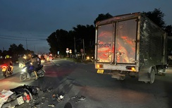 Tông vào xe tải, hai cô gái trẻ nhập viện cấp cứu