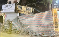 Nhà 3 tầng ở Hà Nội đổ sập do hàng xóm đào móng