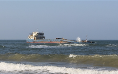 Di dời tàu hàng mắc cạn 7 năm trên vùng biển Thừa Thiên Huế