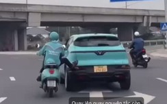 Tài xế xe ôm công nghệ dùng chân đẩy giúp ô tô vào lề đường bị xử phạt