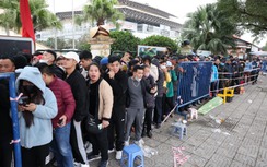 Người dân xếp hàng dưới trời lạnh mua vé xem tuyển Việt Nam đấu Indonesia