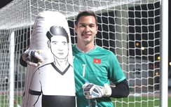 Thủ môn Việt kiều có hành động khiến CĐV phì cười trước trận gặp Indonesia