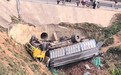 Xe tải mất phanh lao xuống hố sâu ở Điện Biên