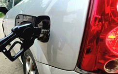 Giá xăng trái chiều, dầu diesel giảm gần 400 đồng/lít