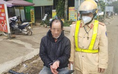 Bắt giữ người đi xe máy không bằng lái, tàng trữ và dương tính với ma túy