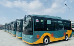 Cận cảnh đoàn xe buýt điện phục vụ metro số 1 cập bến TP.HCM