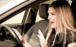 Cách xử lý khẩn cấp khi ô tô bị kẹt chân ga