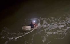 Sóng lớn đánh chìm thuyền thúng, ngư dân ôm thùng xốp trôi dạt trên biển