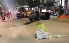 4 cuộn thép nặng hàng tấn bất ngờ rơi khỏi ô tô đầu kéo, văng xuống đường