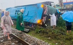 Xe khách húc bay hộ lan quốc lộ, lật nhào bên đường sắt qua Quảng Trị