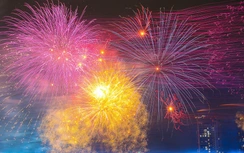 Mãn nhãn với màn trình diễn pháo hoa chào mừng năm mới tại TP.HCM