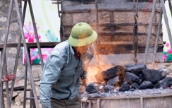 Đúc chuông đồng nặng 1 tấn tại đền thờ thánh Tản Viên