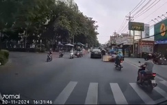 Xử phạt thanh niên "tung cước" khiến người chở hàng ngã sõng soài giữa đường