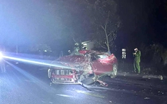 Ô tô con bể nát sau va chạm với xe tải, tài xế nhập viện cấp cứu