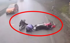 “Phượt thủ” trượt ngã giữa đường đèo, bay thẳng vào đầu ô tô