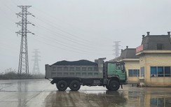 Hà Nam: Xe chở đất đá không phủ bạt nối đuôi trên tỉnh lộ 495