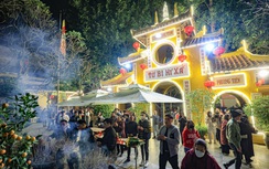 Sau giao thừa, người Hà Nội đi lễ chùa, mua muối, cầu bình an