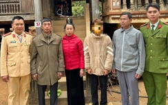 Đi xem pháo hoa Tết bị lạc, nam thanh niên được công an đưa về nhà