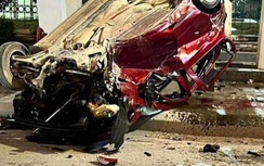 Xế hộp lật ngửa, bẹp dúm nhưng tài xế chỉ bị thương nhẹ