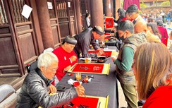 Người dân xếp hàng cả giờ chờ vào Văn Miếu - Quốc Tử Giám