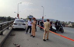 Ô tô tông xe máy, hai cô gái trẻ văng xuống cầu vượt tử vong