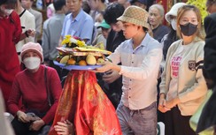 Đền Trần đông kín khách dâng hương, xin lộc đầu năm