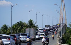 Mùng 4 Tết, giao thông qua cầu Rạch Miễu liên tục ùn ứ