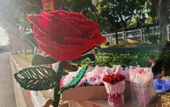 Hoa và quà lễ tình nhân 14/2 chờ người mua