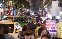 Dòng người ken kín quanh hồ Gươm, hàng quán vỉa hè phố cổ quá tải