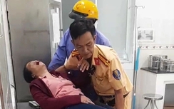 CSGT kịp thời đưa người phụ nữ bị tai biến đi cấp cứu