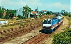 Mỗi ngày có cả chục chuyến tàu đưa người dân trở lại TP.HCM