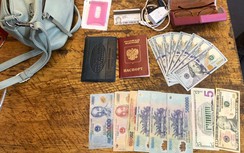 Khách tây mừng rỡ nhận tiền bạc, hộ chiếu bỏ quên trên tàu hỏa