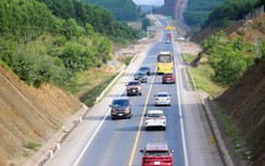 Sau Tết, ô tô lại nối đuôi nhau “Nam tiến” trên đường Hồ Chí Minh, cao tốc Cam Lộ - La Sơn