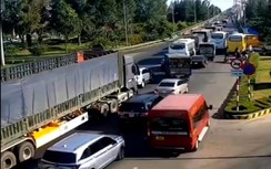 Mùng 8 Tết, CSGT căng mình điều tiết phương tiện qua cầu Rạch Miễu